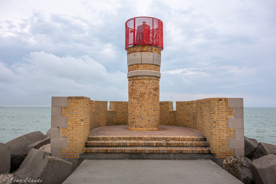 Feu rouge alignement d'entrée du chenal. - Gravelines, 2022.