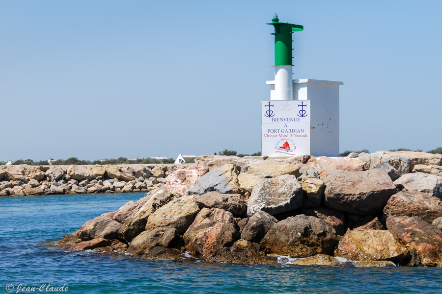 Le feu vert à l'entrée du port Gardian aux Saintes-Maries-de-la-Mer