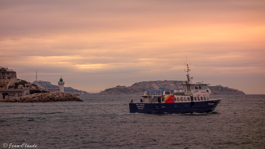 Sortie en mer et le phare de la Désirable dans le fond