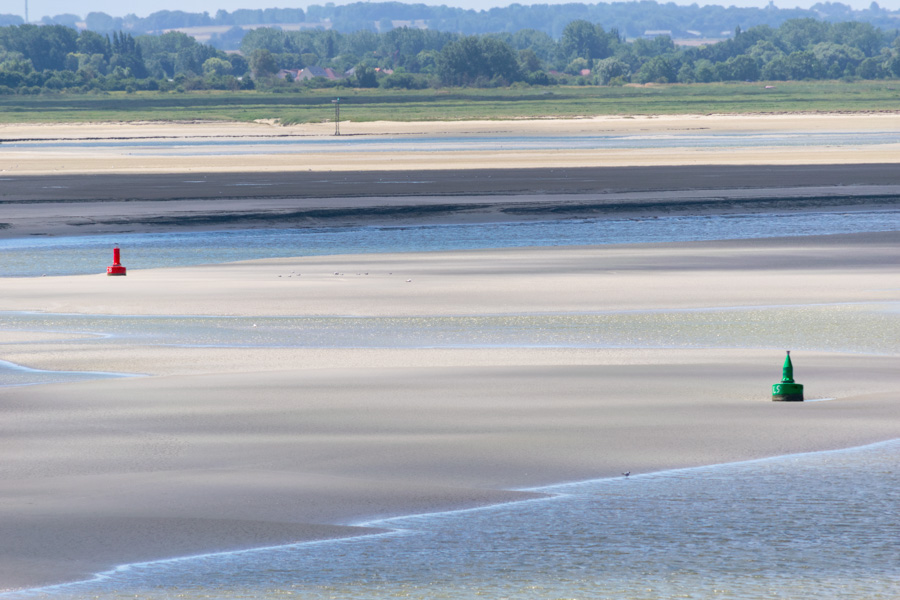 Les Bouées le long du chenal à marée basse en baie de Somme.