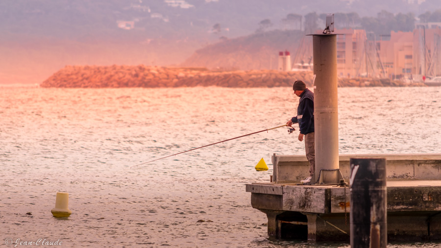 Pêcheur au port du Lavandou, mars 2022