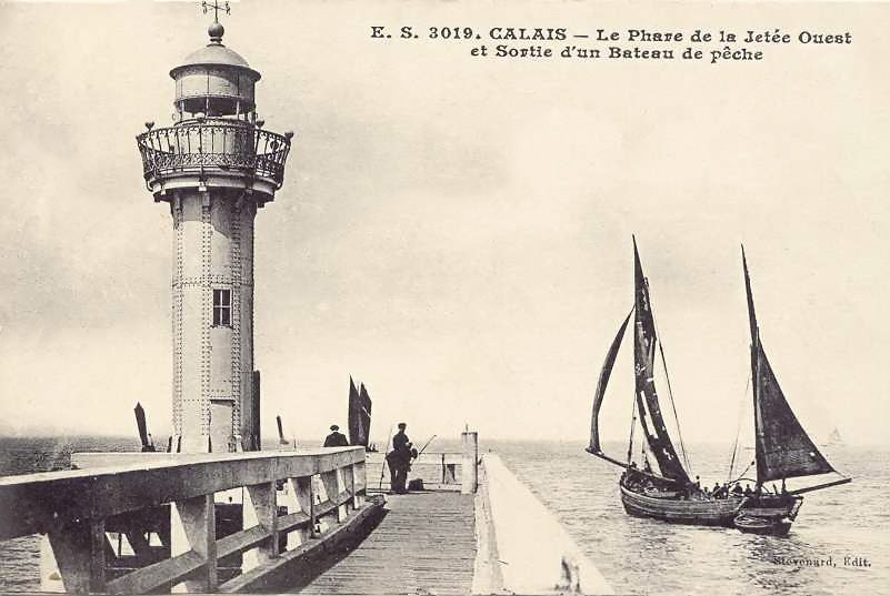 E.S. 3019. Calais - Le Phare de la jetée Ouest et sortie d'un Bateau de pêche