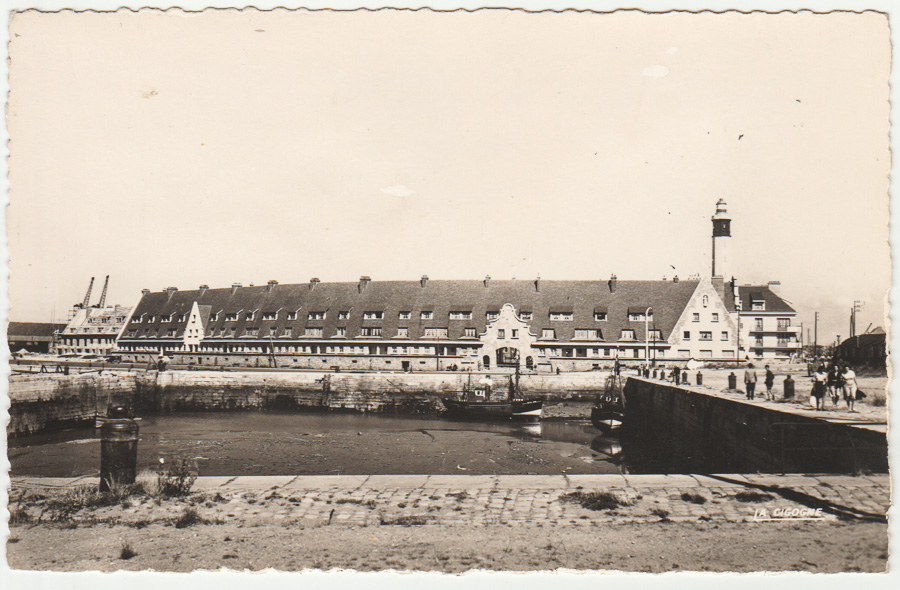 62.193.74. Calais (Pas-de-Calais). Le Courgain maritime au bassin du Paradis (cachet de la poste 1955)