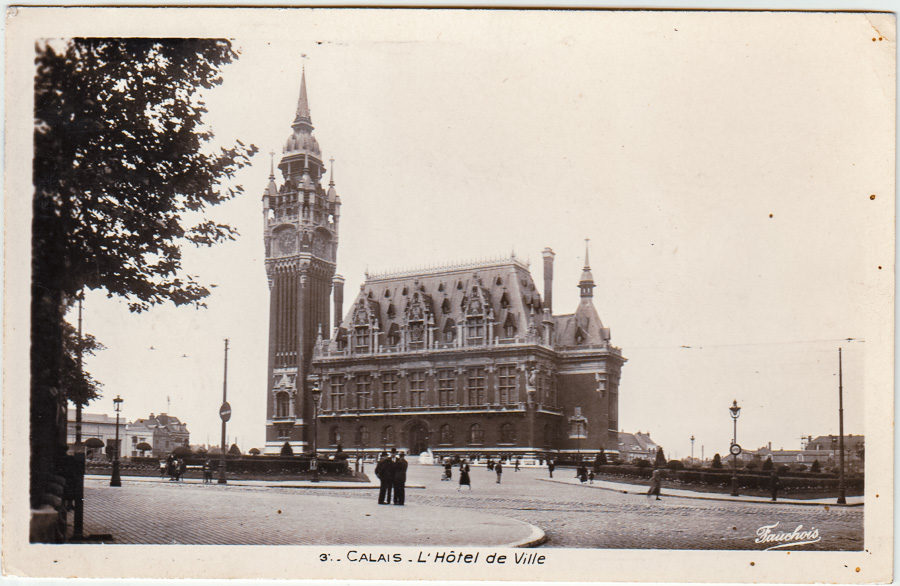 3 - Calais - L’Hôtel de Ville - Editions Fauchois, 19, Place Sévigné - Béthune (cachet de la poste 1957)