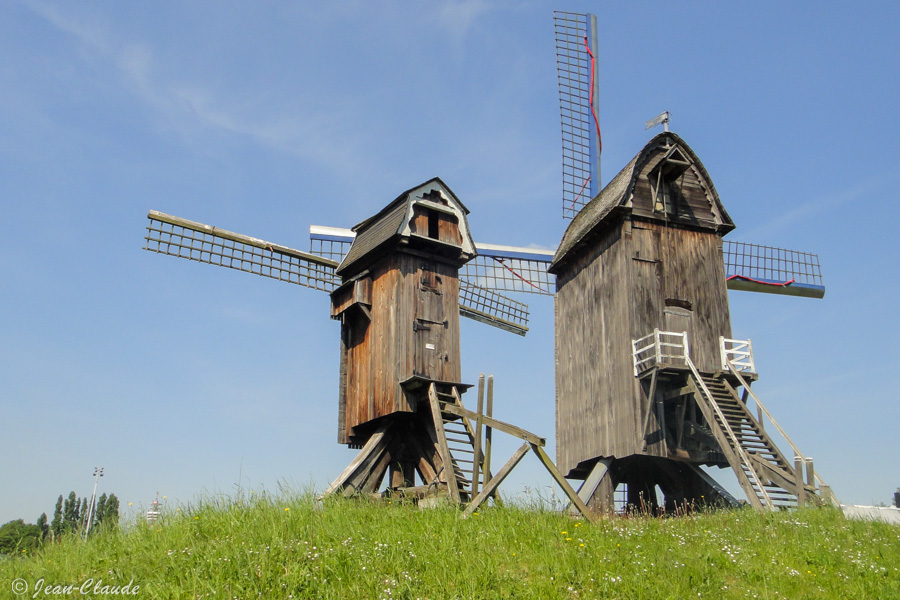 Les moulins sont situés dans l'enceinte d'une propriété dédié aux moulins, ils côtoient le musée de la molinologie.