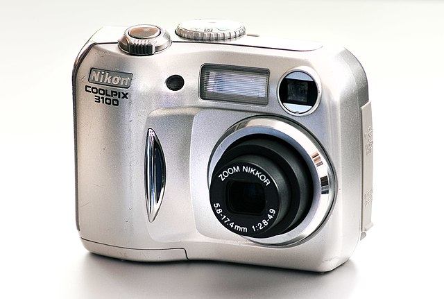 Nikon Coolpix 3100- Ashley Pomeroy, CC BY 3.0, via Wikimedia Commons