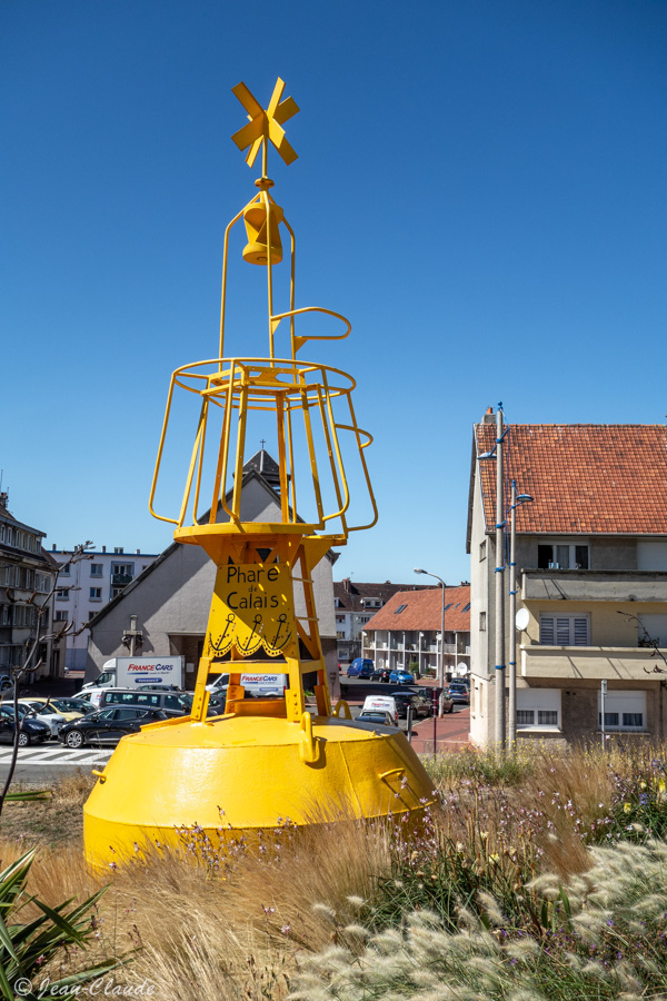 Une ancienne bouée nous accueille au phare de Calais, 2022