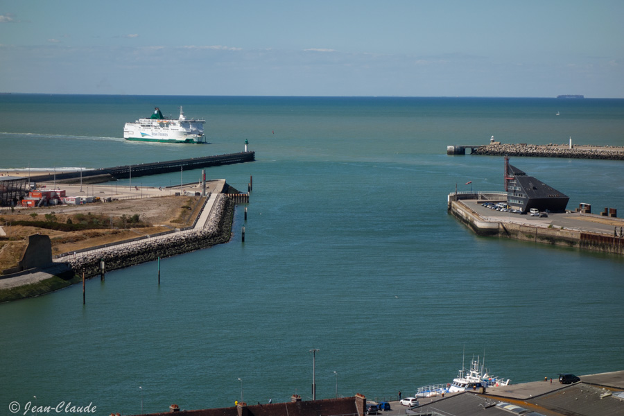 Un Ferry vu du haut du phare entre dans le port de Calais, 2022
