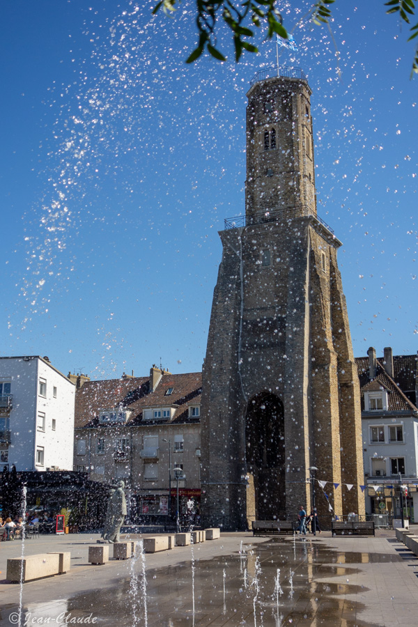 La Tour du Guet et le jet d'eau à Calais, 2022