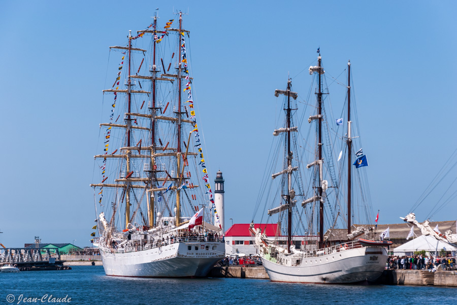 Le Dar Mlodziezy trois-mâts carré (Pologne) -1982 et L'Artémis trois-mâts barque (Pays-Bas) -1926