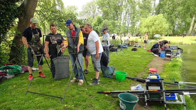La pesée au concours de pêche