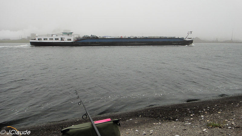 Bateau dans le brouillard au Minéralier. DK, 2016
