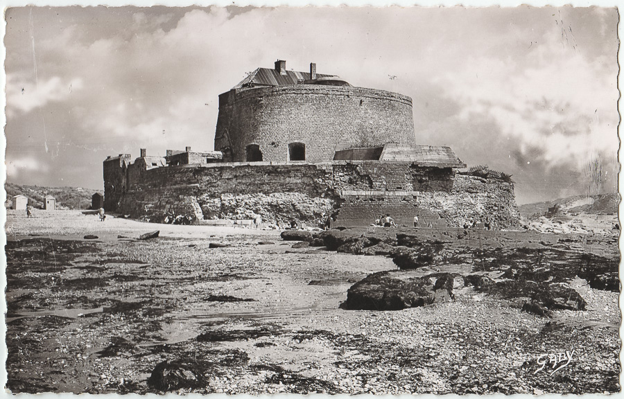 4 - Ambleteuse (P.-de-C.) Le Fort à marée basse - Edit Caby - Artaud père et fils, Editeurs, Nantes (cachet de la Poste 1954)