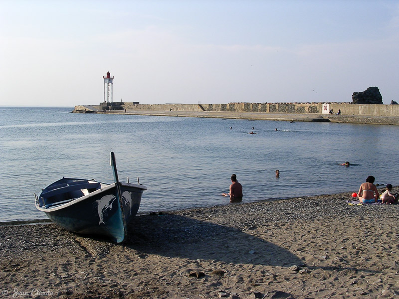 Plage de l'Espelugas, la jetée du Môle abri en arrière plan - Port-Vendres, 2003 Nikon E3100 - 100 ISO - 7.1 mm