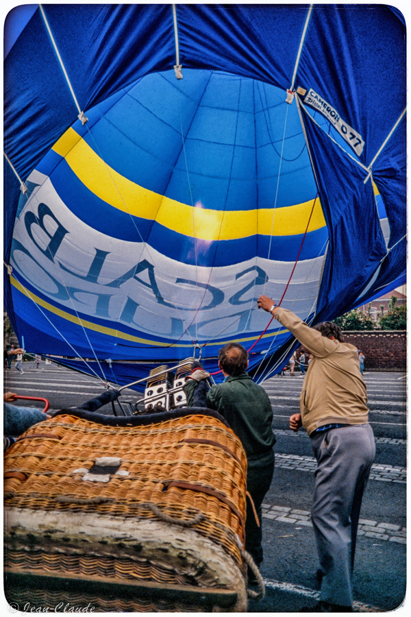Préparation d'une montgolfière sur la place du marché - La Madeleine 1987