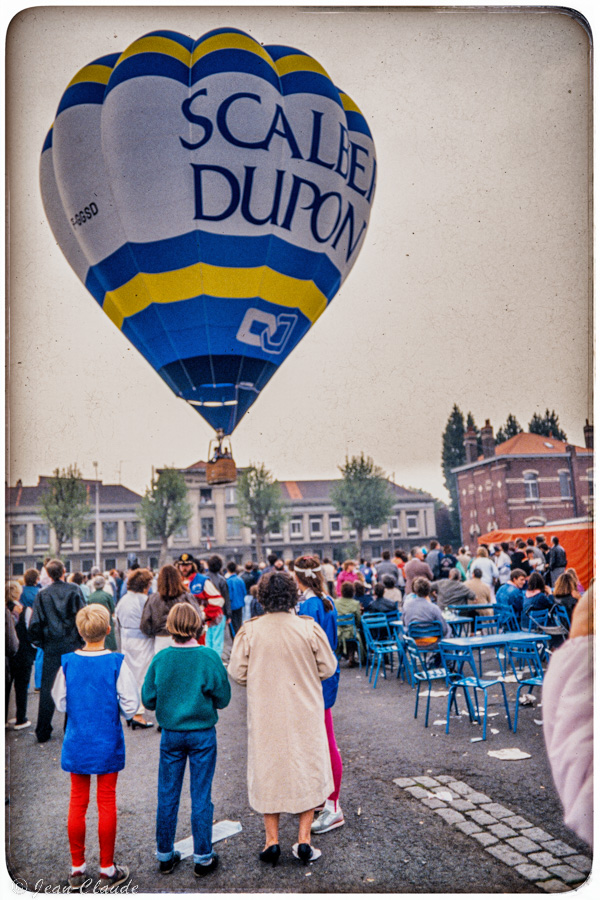 Envol d'une montgolfière sur la place du marché - La Madeleine, 1987