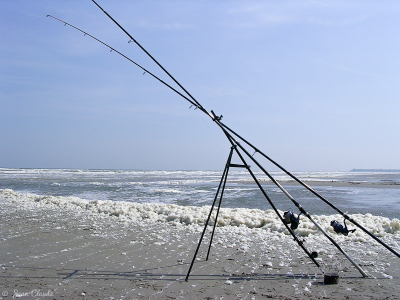 le trépied de surfcasting permet de poser deux cannes.