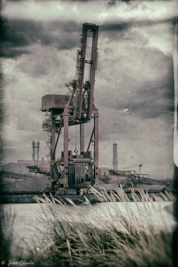 Une grue pour le déchargement de minerais métallurgiques au port de Dunkerque, 2015.