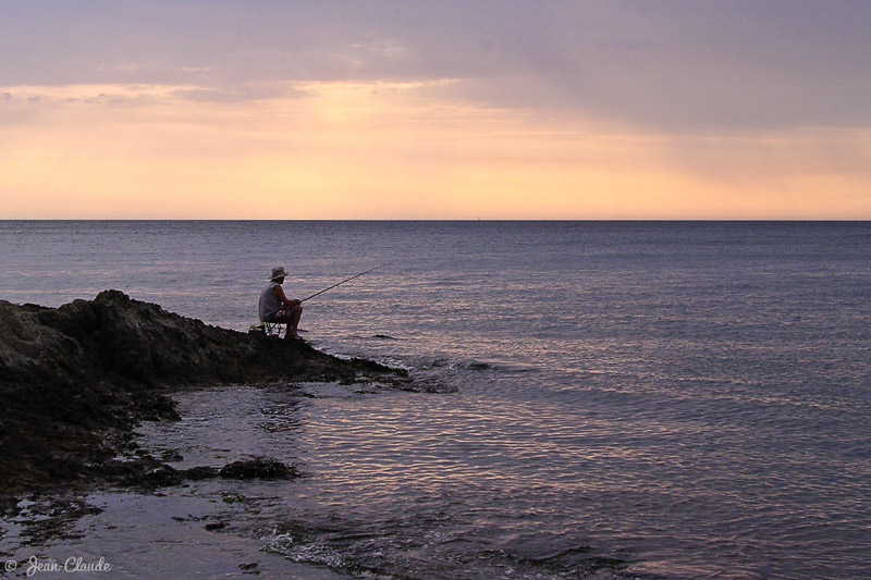 Pêcheur sur la pointe du cap D'oulne au petit matin, 2009