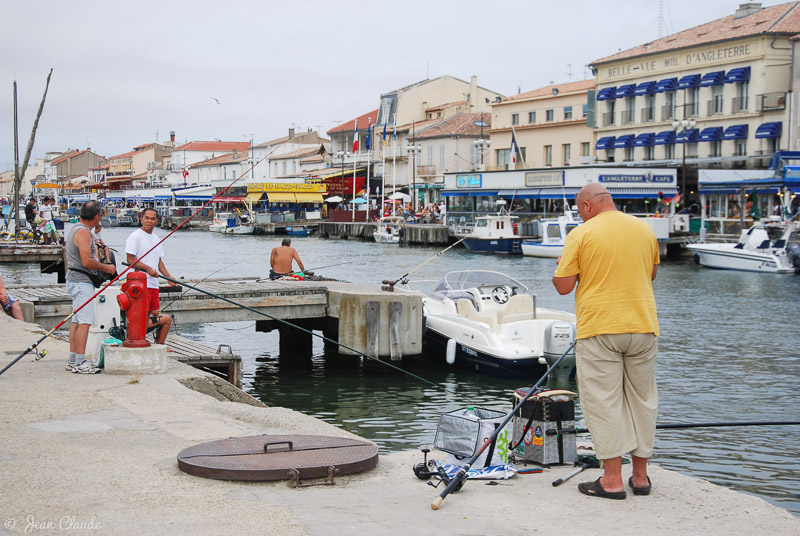 Une autre vue des pêcheurs à l'entrée du port du Grau-du-Roi, 2010
