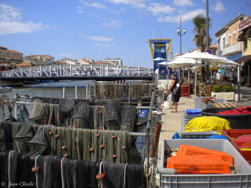 Pêche au port, au fond, le pont mobile. - Le Grau du Roi, 2010