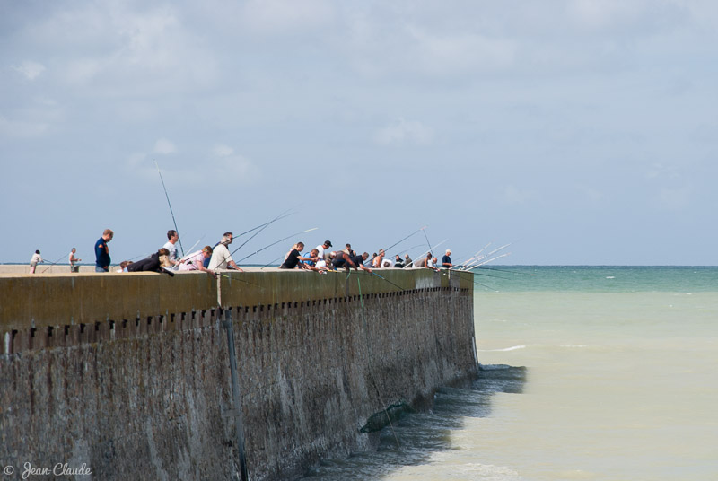 La pêche sur la jetée du chenal d'entrée de port au Tréport, 2012