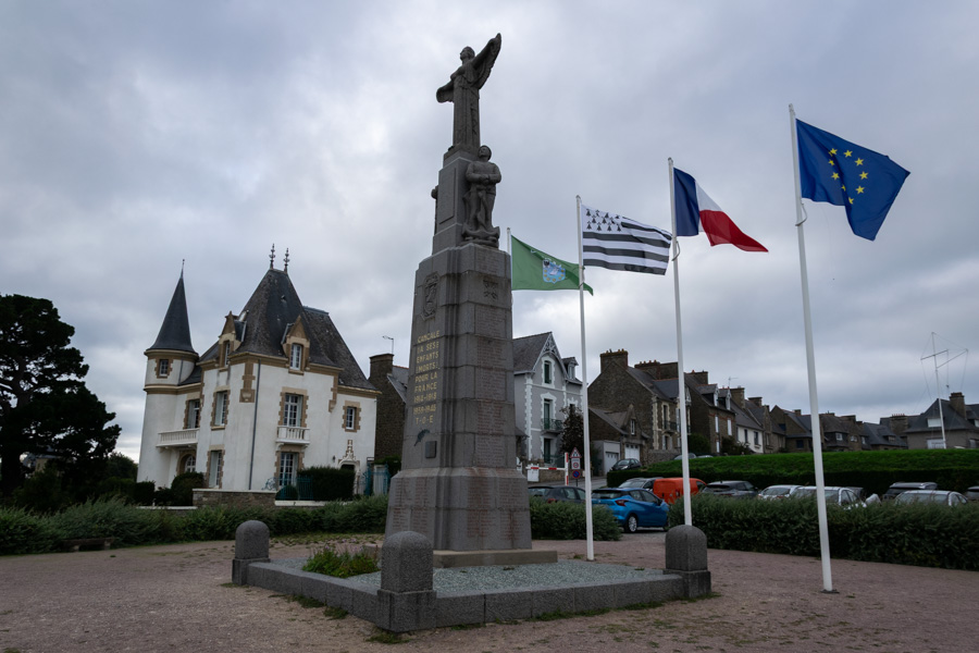 Le monument aux morts de Cancale n’est pas un amer officiel, mais il peut être utilisé comme repère visuel par les marins approchant le port, grâce à sa position dominante sur la côte.