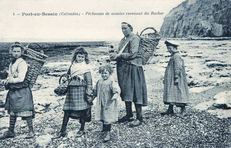 4 - Port-en-Bessin (Calvados) - Pêcheuses de moules revenant du Rocher