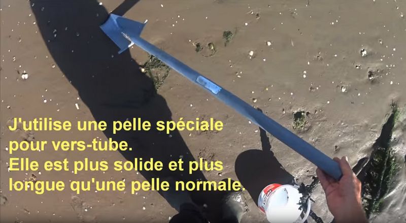 La pelle à ver longue et étroite (image extraite d’une vidéo Youtube)