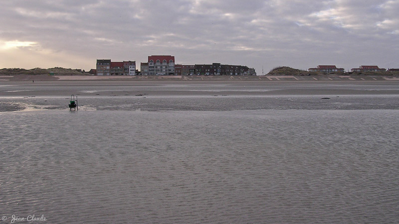 Surfcasting sur la plage de Leffrinckoucke, au fond on distingue le front de mer