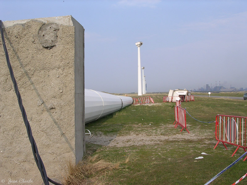 Un autre plan d’une éolienne abattue par le vent en 2004