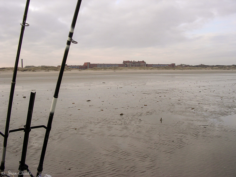 Surfcasting sur la plage de Zuydcoote avec en arrière plan le sanatorium, 2005