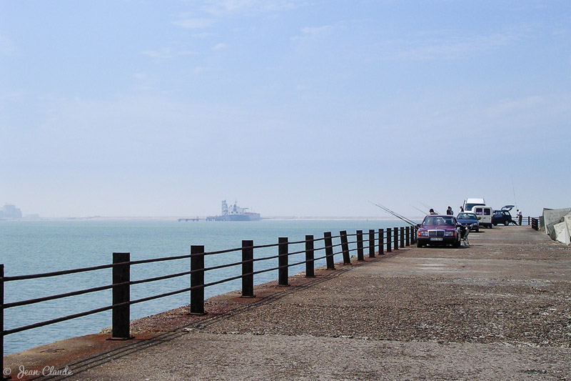 Pêche à la calée côté bassin de l’avant port. - Le Clipon et le port Ouest, 2006