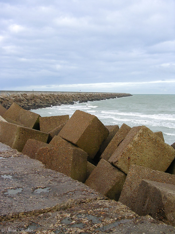 En longeant la digue de Ruytingen, au fond la jetée du Clipon, 2007