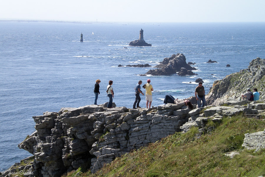 Le phare de la Vieille et la tourelle de la Plate devant la Pointe du Raz