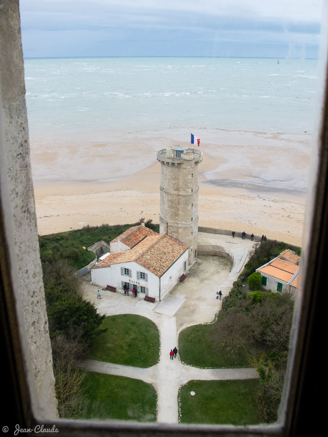 La vieille tour construite sur ordre de Vauban, allumée en 1624, est classée monument historique depuis 1904. Ancien phare des Baleines restauré et transformé en musée.