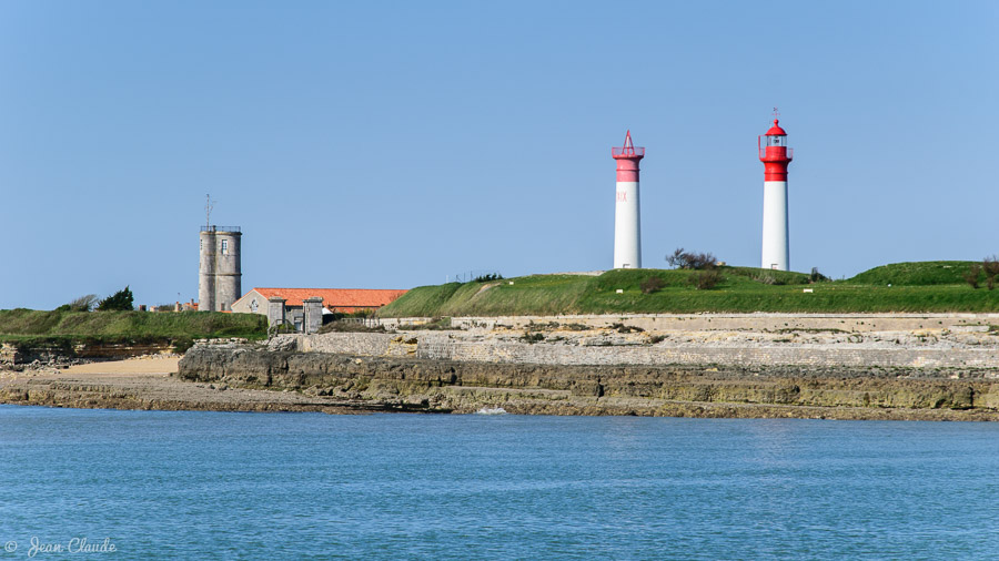 Le phare de l'île d'Aix est un phare situé sur l'île d'Aix, en Charente-Maritime, constitué de deux tours hautes de 25,3 mètres.