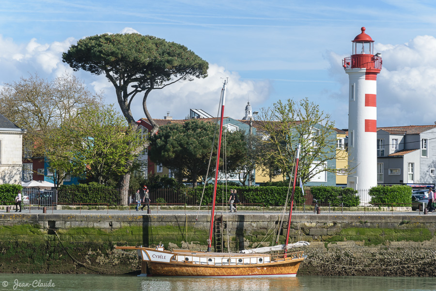 Phare au pied de la tour Saint-Nicolas