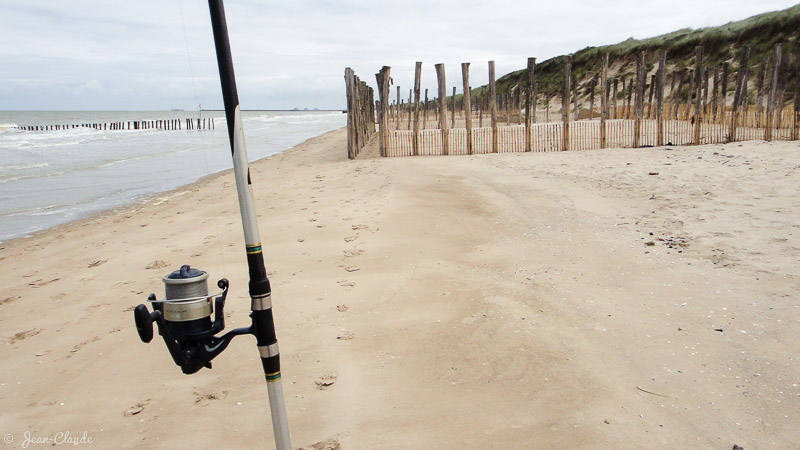 Surfcasting aux Ecardines, en arrière plan les brises lames, 2014