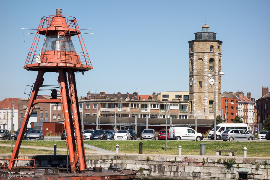 Tour du Leughenaer sur la place du Mynck et bouée-phare au premier plan à Dunkerque