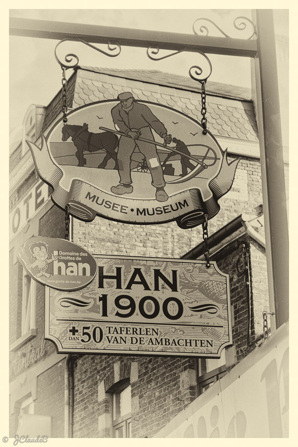 Les enseignes. Musée Han 1900, Belgique 2016