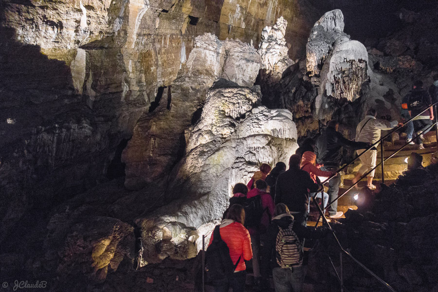 Dans la grotte de Han, les visiteurs en file indienne, 2016