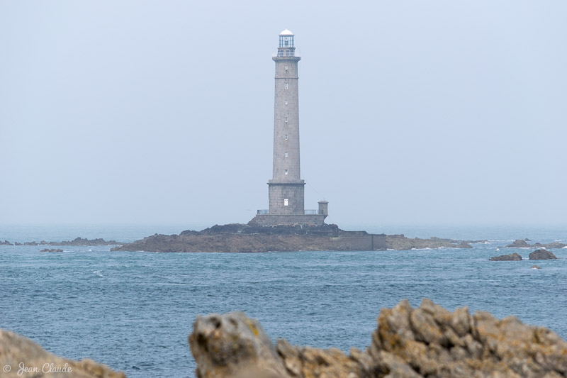 Le phare de la Hague vu du rivage.