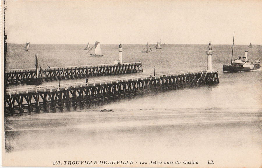 CPA - TROUVILLE-DEAUVILLE - Les jetées vues du Casino LL