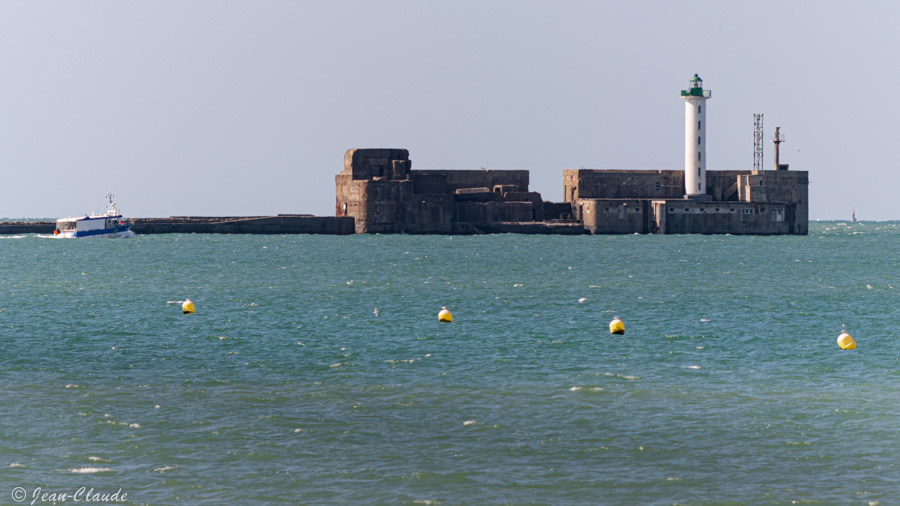 Phare en mer de Boulogne-sur-Mer à l'extrémité de la digue Carnot