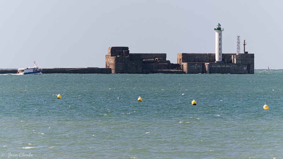 Phare de Boulogne-sur-Mer à l’extrémité de la digue Carnot vu de la plage