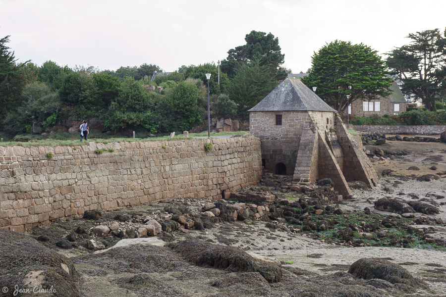 Port de Ploumanac'h à Trégastel - Moulin appelé à "moulin eau bleue" sous l'ancien régime et construit au XIV sur la digue reliant Perros-Guirec et Trégastel.