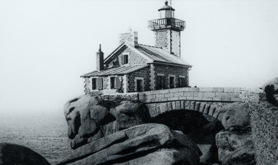 Phare de Ploumanac’h avant d’être dynamité par les Allemands le 5 août 1944 (Source : Musée de l’histoire et des traditions de la Bretagne)