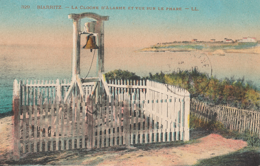 329 Biarritz. - La cloche d'alarme et vue sur le phare - LL