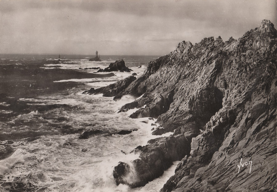 Pointe du Raz (Finistère) L’éperon et le phare de la Vieille. - Les Editions d’Art Yvon, 1951